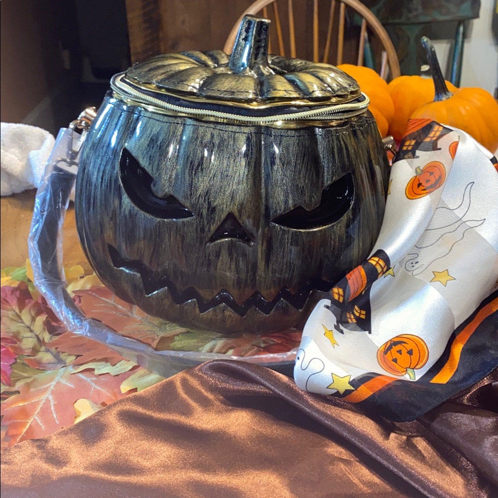 HALLOWEEN HANDBAG NWOT JACK-O-LANTERN INCLUDES SEASONAL SCARF AND DUSTBAG 3 PCs
